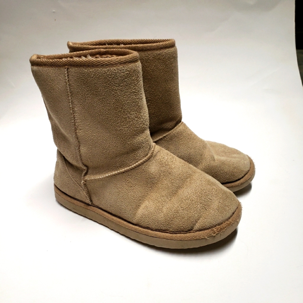 4/$20 unisex Size 3 big kid Pull On Brown Tan Suede Boots with Fuzzy Lining